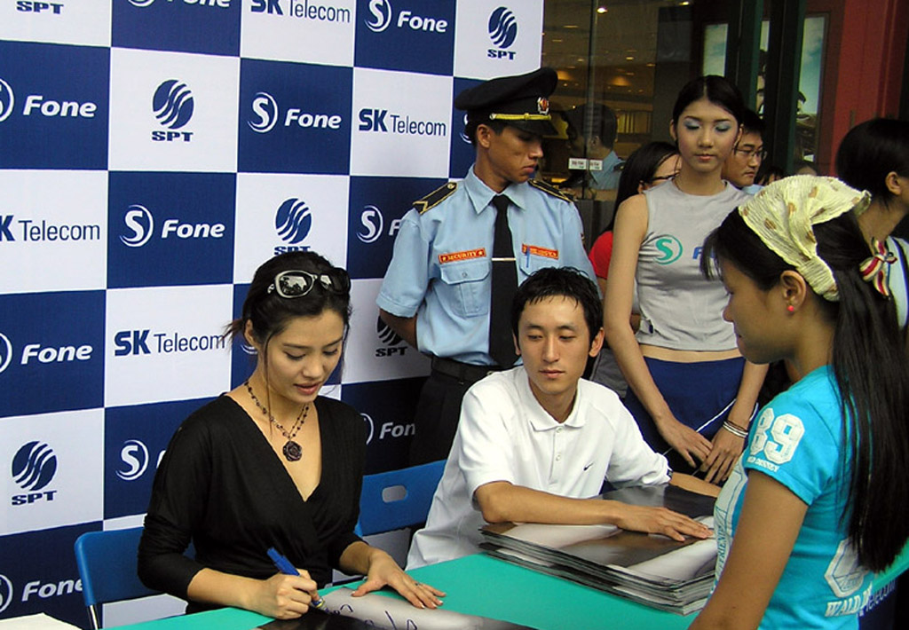 On October 12th, SK Telecom invited Hyun Ju Kim, the heroine of Korean fever in Vietnam, and hosted her `Autograph Event Celebrating a 100 Thousand Subscriber Base for `S-Fone Service` at Diamond Plaza in Hochimin.